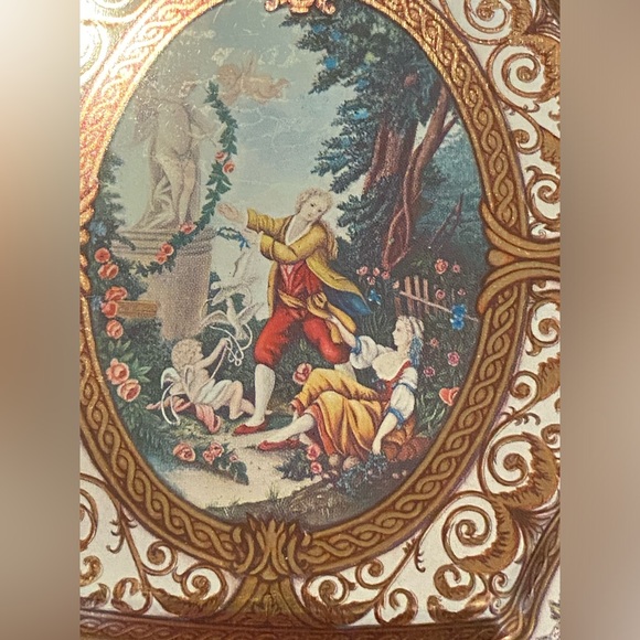 Vintage Meister scalloped tea tin-powder tin – Brazilian tea biscuit container - Picture 8 of 13